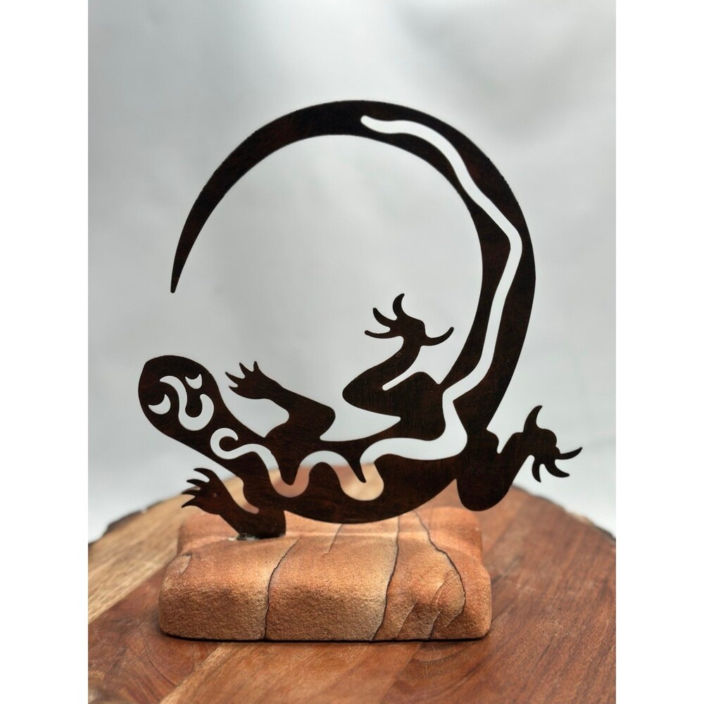 Gecko Lizard Southwest Desert Design on Natural Sandstone Rock Arch Base